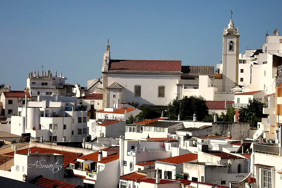 Stimmungsvolle Reiseansicht aus Algarve für Busreise Algarve mit wenig Gehstrecke – ehrlich eingeordnet