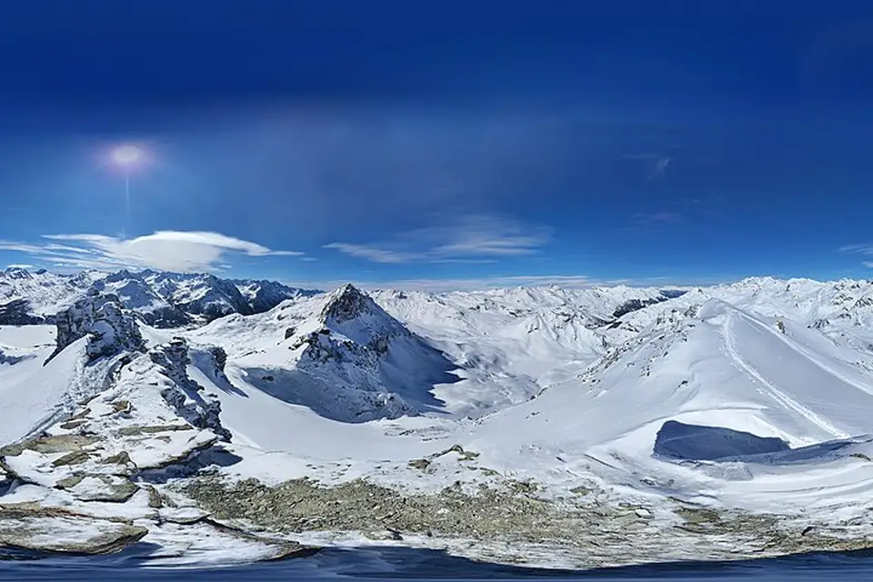Stimmungsvolle Reiseansicht aus Engadin für Busreise Engadin mit Reiseleitung – Tipps zur Auswahl