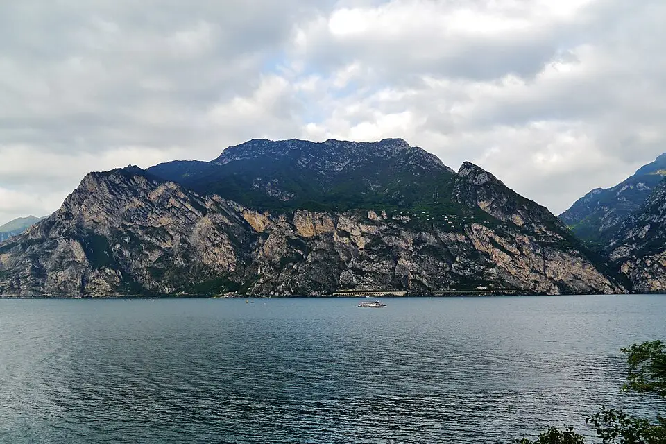 Authentischer Reisemoment in Gardasee – passend zu Busreise Gardasee für Senioren – Route & Leistungen