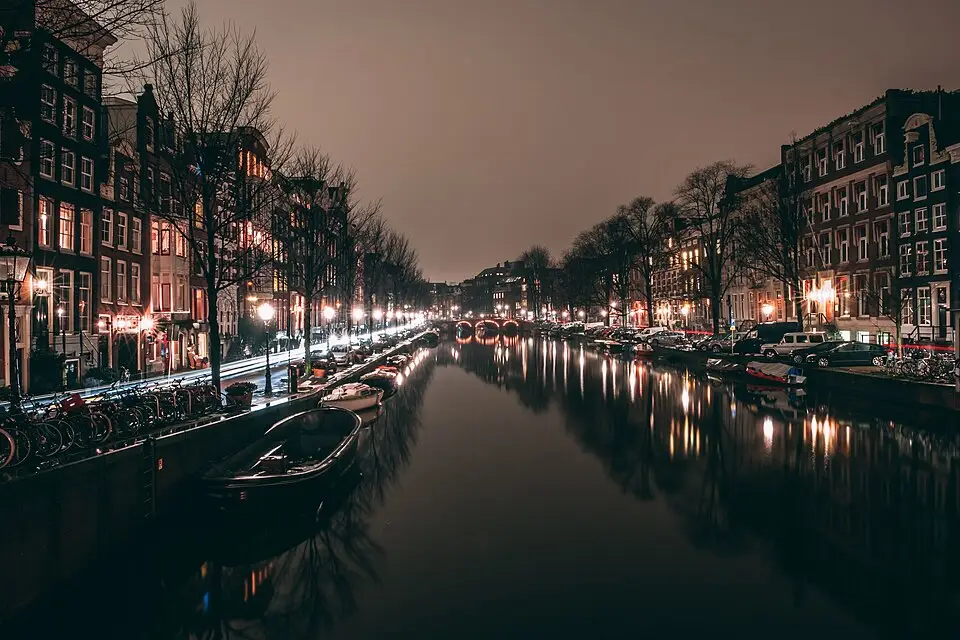 Authentischer Reisemoment in Amsterdam – passend zu Busreise Amsterdam ab NRW – Dauer & Komfort