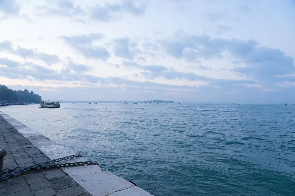 Authentischer Reisemoment in Venedig – passend zu Busreise Venedig im Sommer – Reisecheck