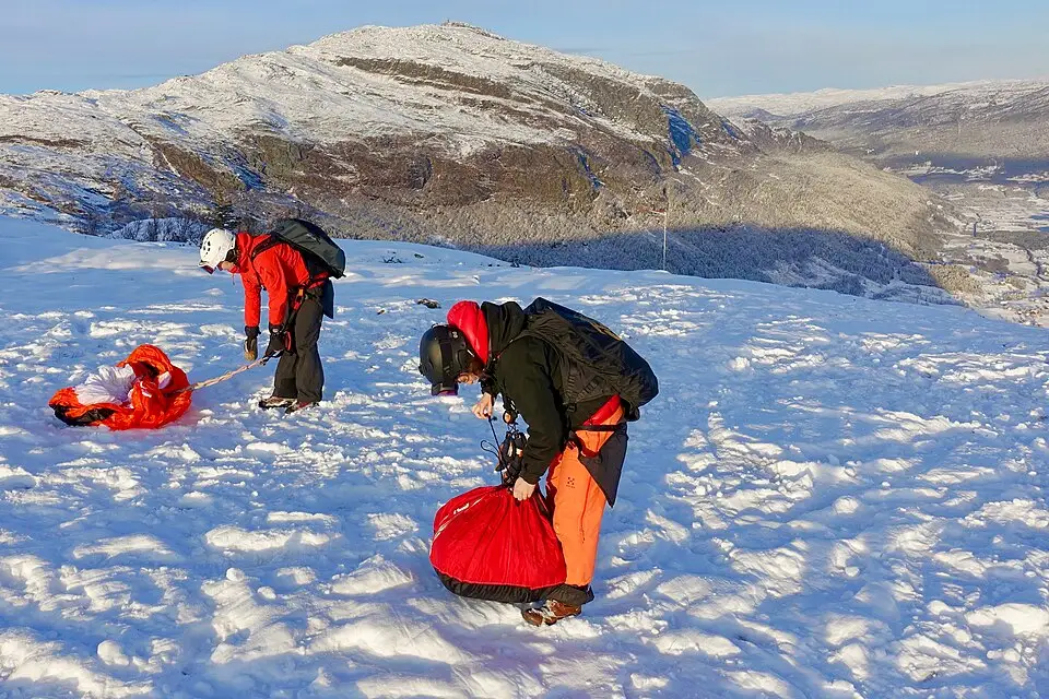Stimmungsvolle Reiseansicht aus Norwegische Fjorde für Weihnachtsreise Norwegische Fjorde mit dem Bus – Reiseguide