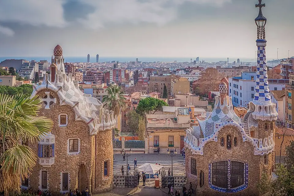 Stimmungsvolle Reiseansicht aus Barcelona für Genussreise Barcelona mit dem Bus – Tipps zur Auswahl