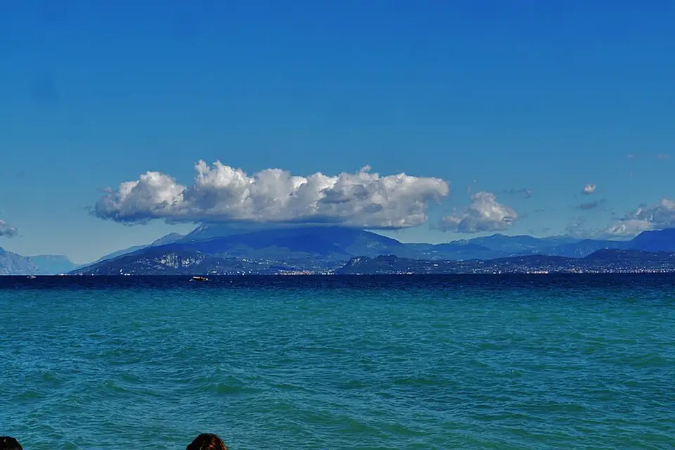 Stimmungsvolle Reiseansicht aus Gardasee für Busreise Gardasee in kleiner Gruppe – Tipps zur Auswahl