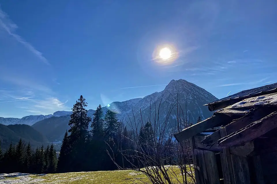 Stimmungsvolle Reiseansicht aus Tirol für Busreise Tirol mit Haustürabholung – Route & Leistungen