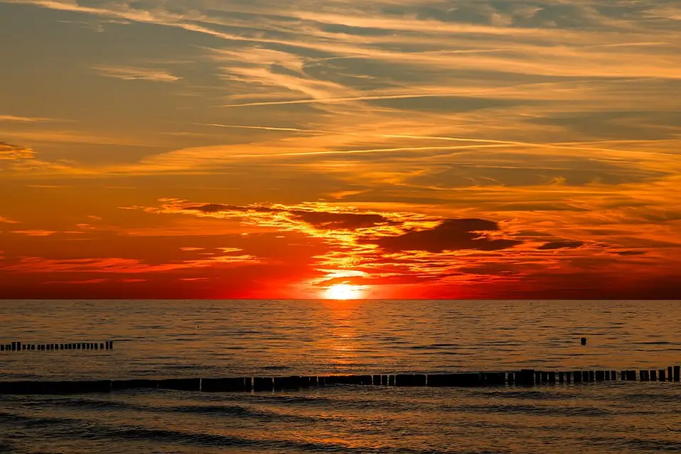 Stimmungsvolle Reiseansicht aus Nordsee für Busreise Nordsee im Herbst – Reisecheck