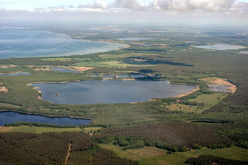 Stimmungsvolle Reiseansicht aus Mecklenburgischen Seenplatte für Busreise Mecklenburgische Seenplatte mit Schifffahrt – Reiseguide