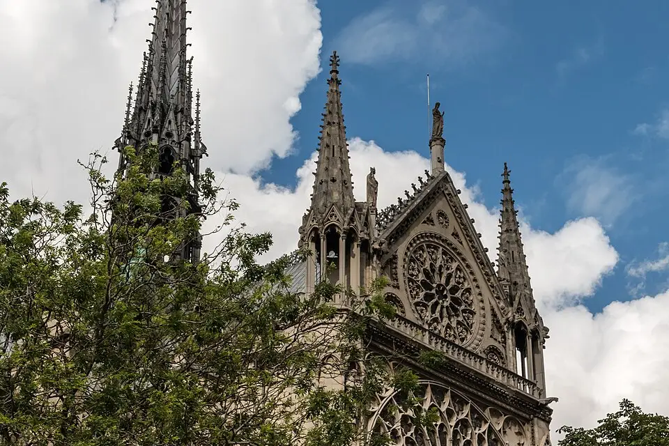 Authentischer Reisemoment in Paris – passend zu Busreise Paris im Frühling – Reiseguide