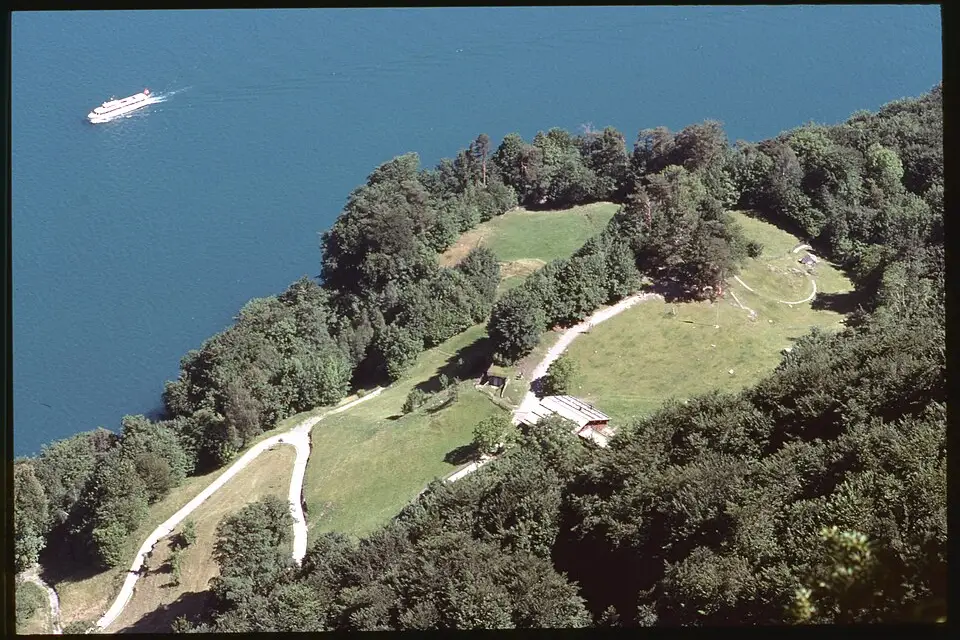 Authentischer Reisemoment in Vierwaldstättersee – passend zu Vierwaldstättersee – Seniorenreise mit Abholservice
