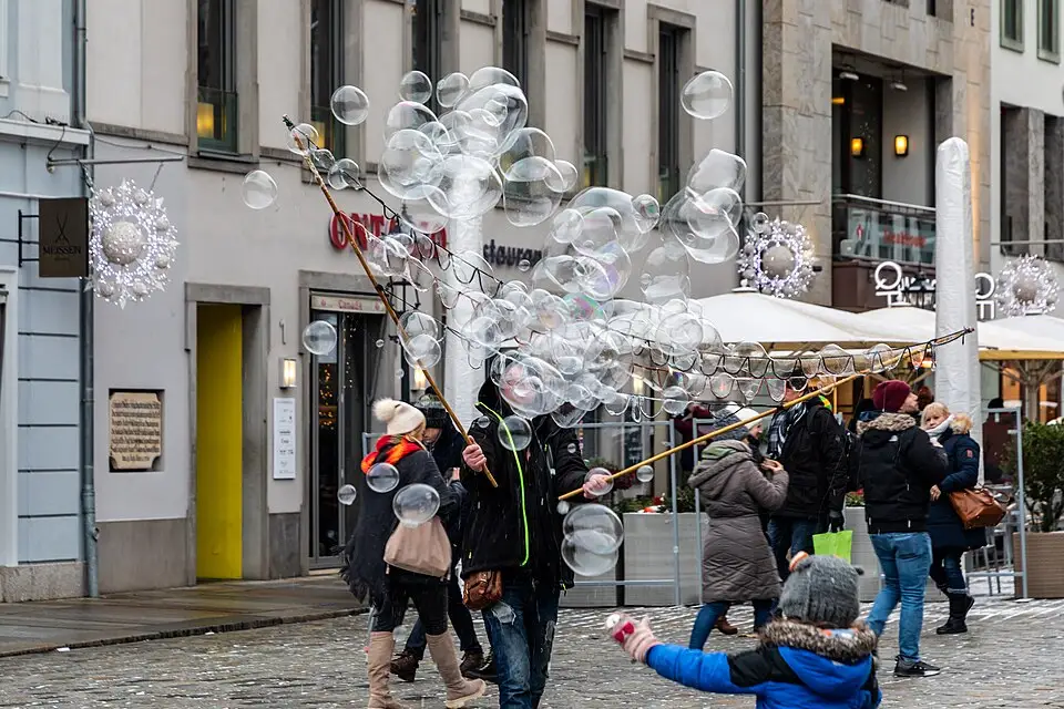 Authentischer Reisemoment in Dresden – passend zu Busreise Dresden für Alleinreisende – Dauer & Komfort