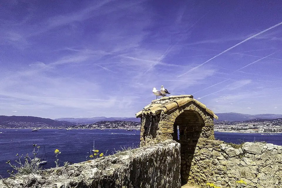 Stimmungsvolle Reiseansicht aus Côte d’Azur für Günstige Busreise Côte d’Azur – Tipps zur Auswahl