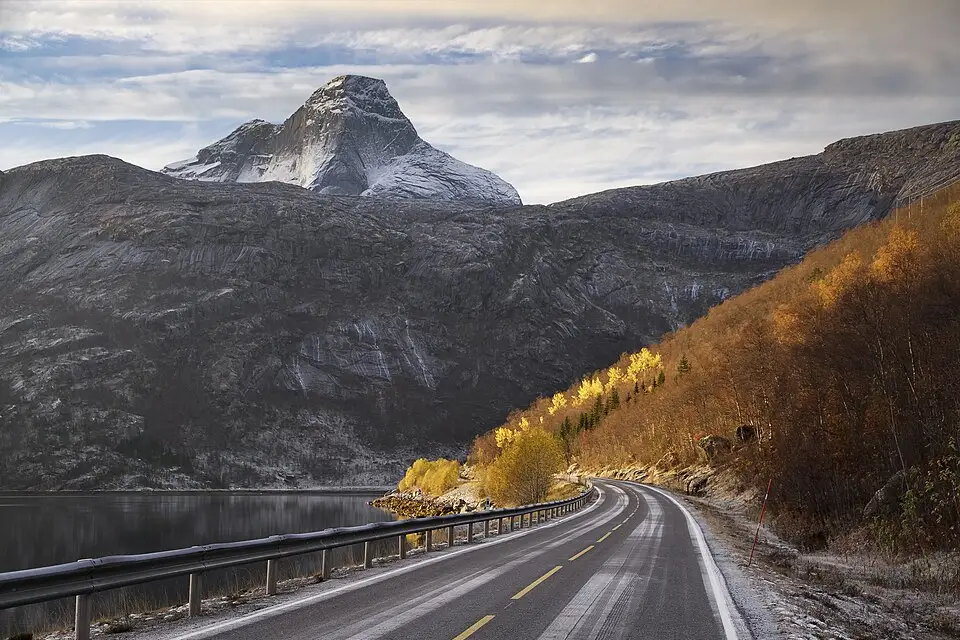 Stimmungsvolle Reiseansicht aus Norwegische Fjorde für Busreise Norwegische Fjorde mit Rollator – ehrlich eingeordnet