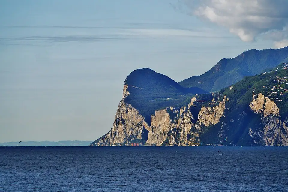 Stimmungsvolle Reiseansicht aus Gardasee für Busreise Gardasee für Senioren – Route & Leistungen