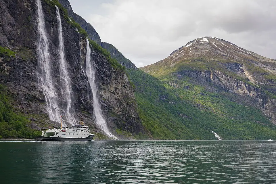 Stimmungsvolle Reiseansicht aus Norwegische Fjorde für Adventsreise Norwegische Fjorde mit dem Bus – Reisecheck