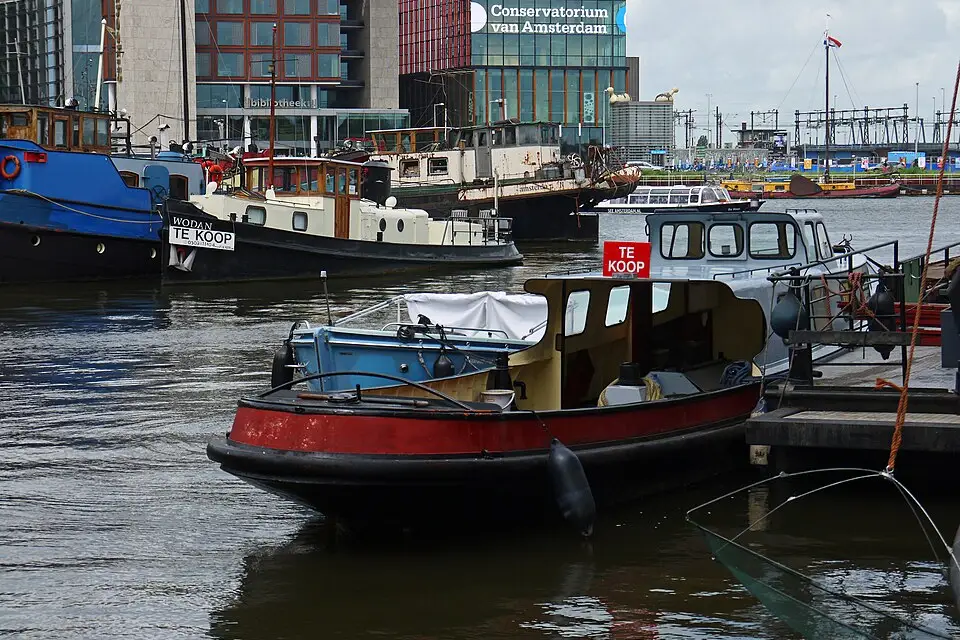 Stimmungsvolle Reiseansicht aus Amsterdam für Busreise Amsterdam im Frühling – Dauer & Komfort