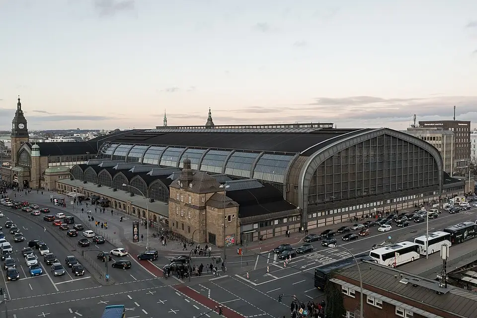 Authentischer Reisemoment in Hamburg – passend zu Busreise Hamburg für Alleinreisende – Route & Leistungen