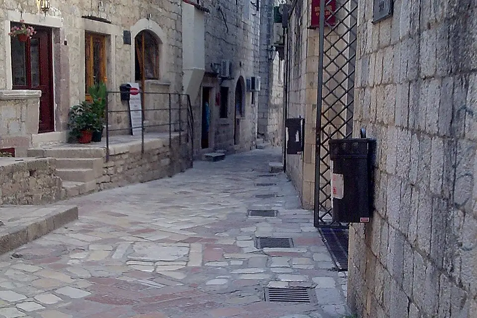 Authentischer Reisemoment in Montenegro – passend zu Busreise Montenegro mit 4-Sterne-Hotel – Reiseguide