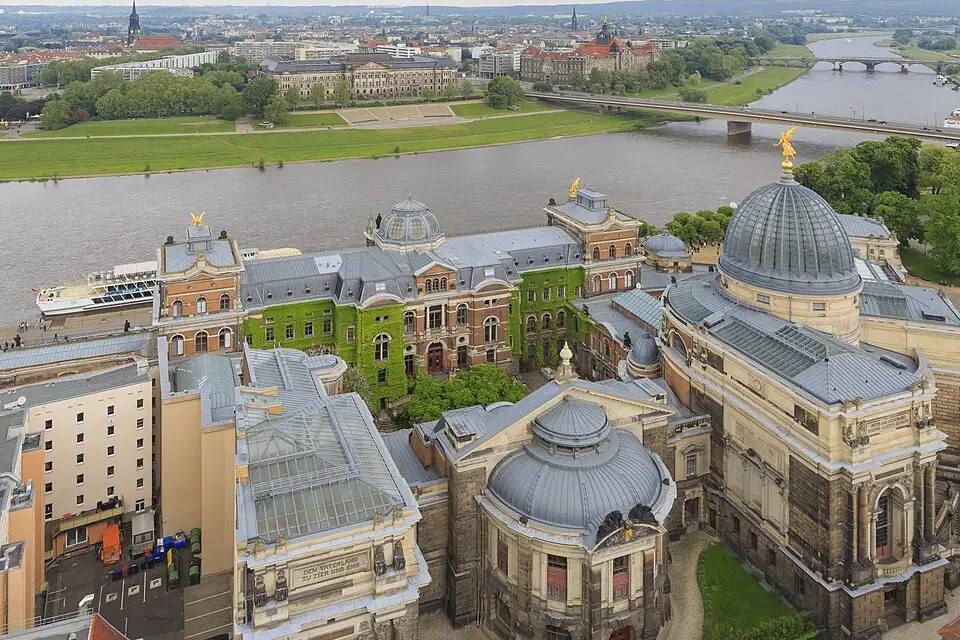 Stimmungsvolle Reiseansicht aus Dresden für Busreise Dresden 10 Tage – Dauer & Komfort