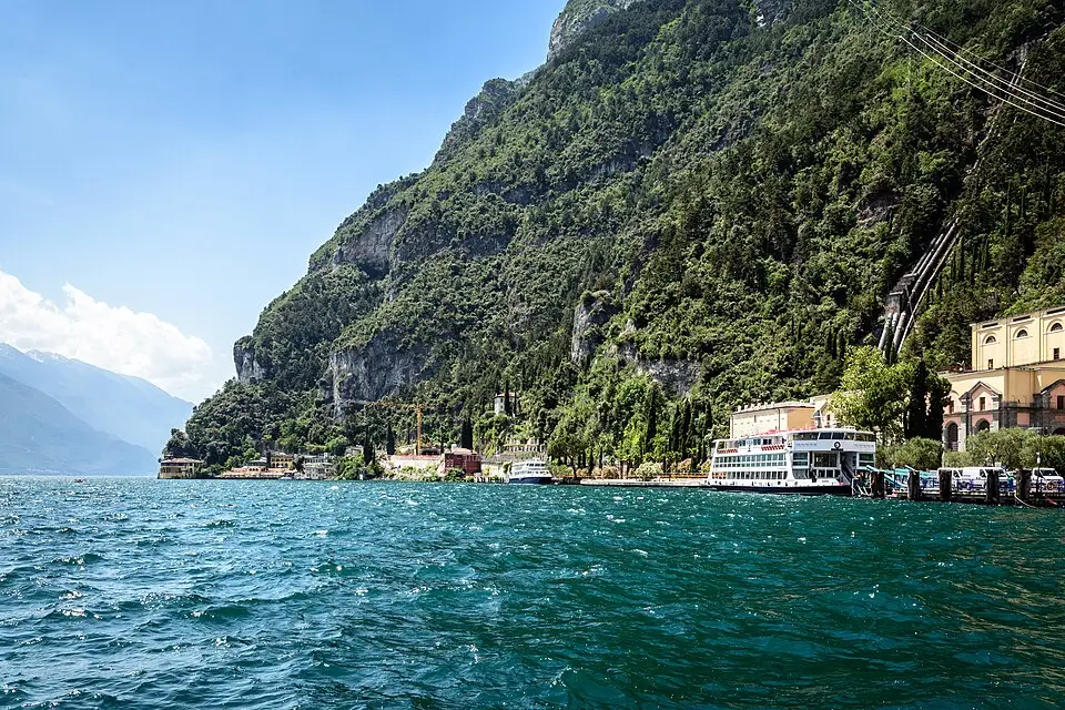 Stimmungsvolle Reiseansicht aus Gardasee für Premium Busreise Gardasee – Reisecheck