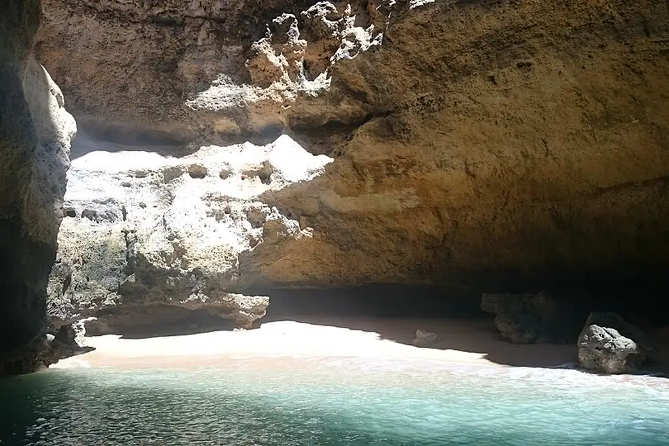 Stimmungsvolle Reiseansicht aus Algarve für Busreise Algarve im Sommer – Tipps zur Auswahl