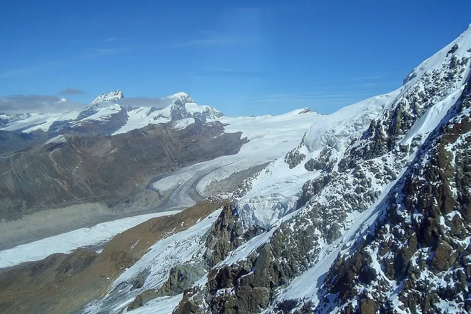 Stimmungsvolle Reiseansicht aus Wallis für Erlebnisreise Wallis mit dem Bus – Tipps zur Auswahl