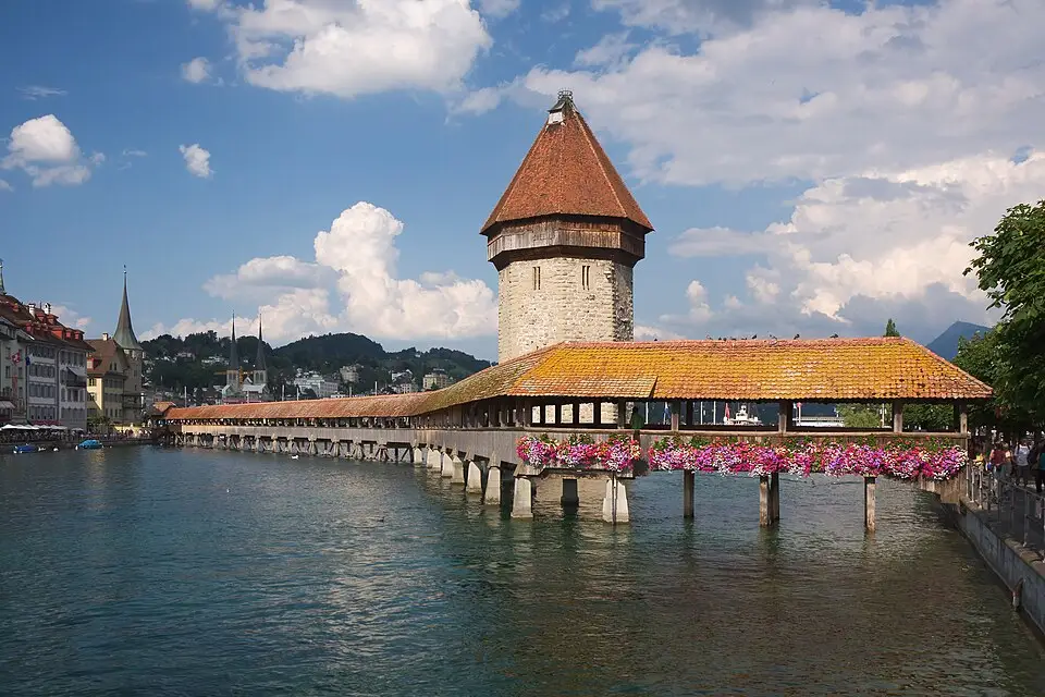 Stimmungsvolle Reiseansicht aus Vierwaldstättersee für Busreise Vierwaldstättersee in kleiner Gruppe – Tipps zur Auswahl