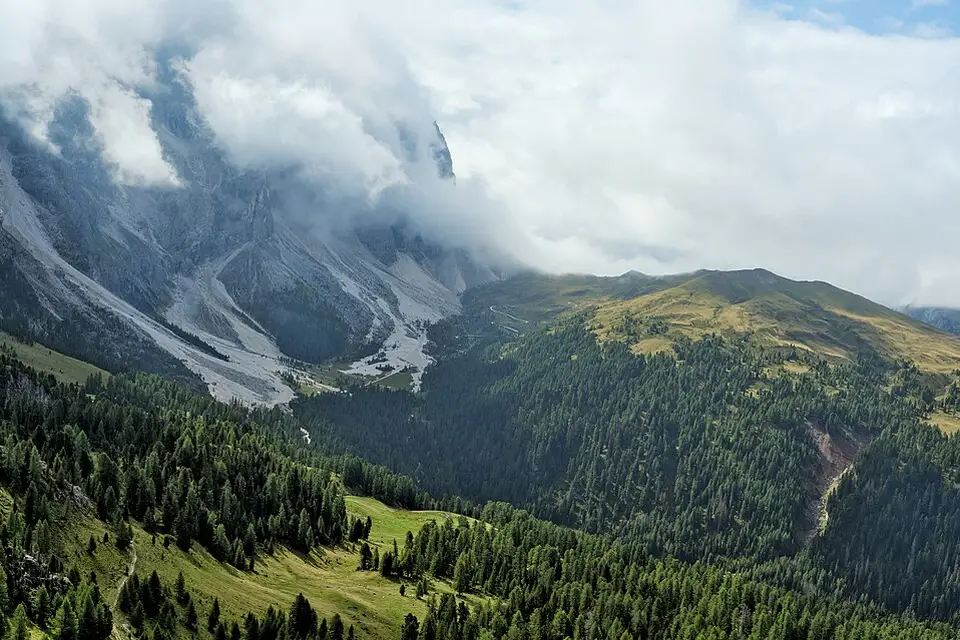 Stimmungsvolle Reiseansicht aus Südtirol für Busreise Südtirol in kleiner Gruppe – Dauer & Komfort