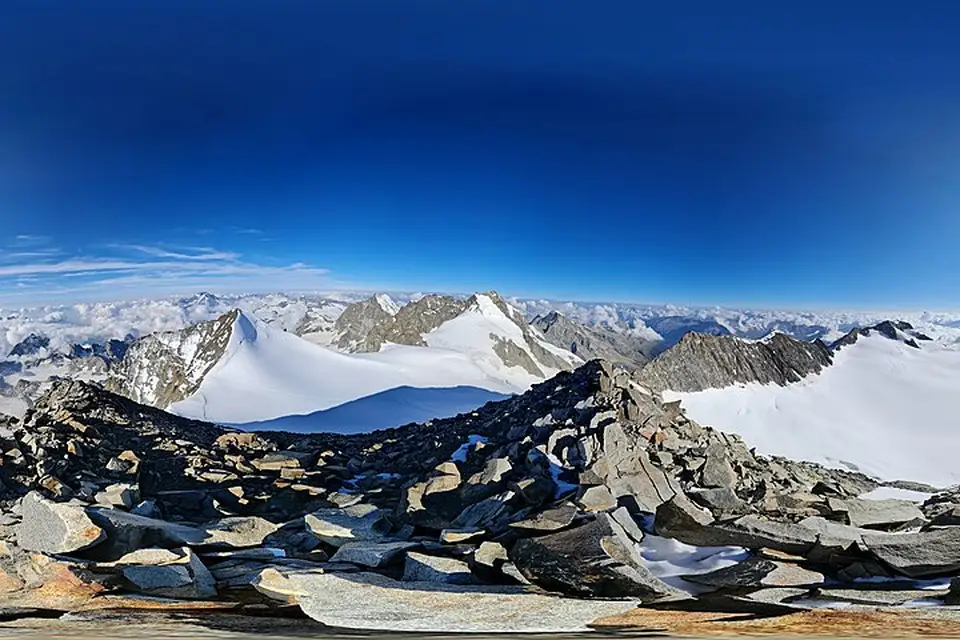 Stimmungsvolle Reiseansicht aus Engadin für Busreise Engadin ohne Nachtfahrt – Route & Leistungen