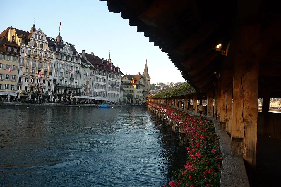 Stimmungsvolle Reiseansicht aus Vierwaldstättersee für Kurzreise Vierwaldstättersee mit dem Bus – Tipps zur Auswahl