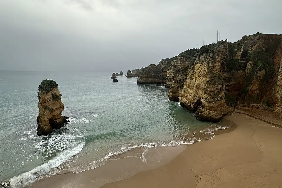 Stimmungsvolle Reiseansicht aus Algarve für Busreise Algarve mit Panoramabahn – Tipps zur Auswahl