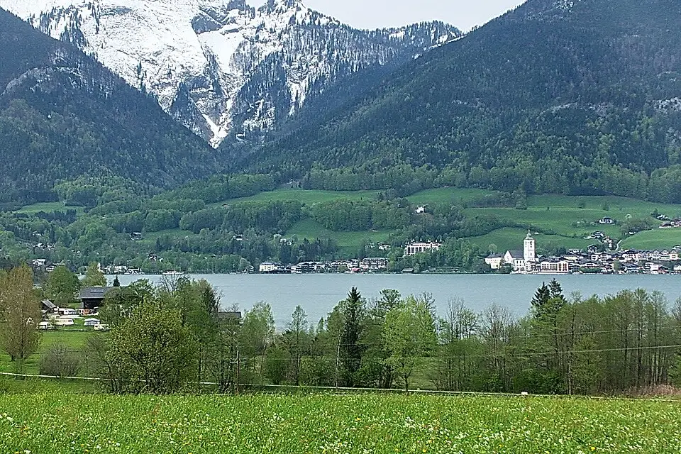 Stimmungsvolle Reiseansicht aus Salzkammergut für Busreise Salzkammergut mit Reiseleitung – Dauer & Komfort