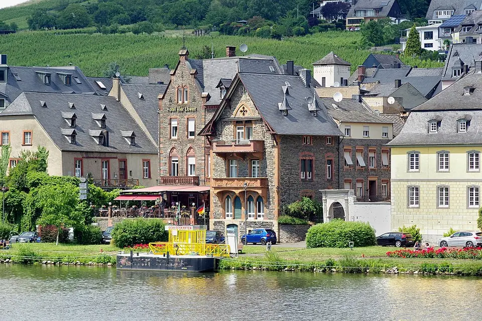 Stimmungsvolle Reiseansicht aus Mosel für Busreise Mosel für Senioren mit Haustürabholung – Dauer & Komfort