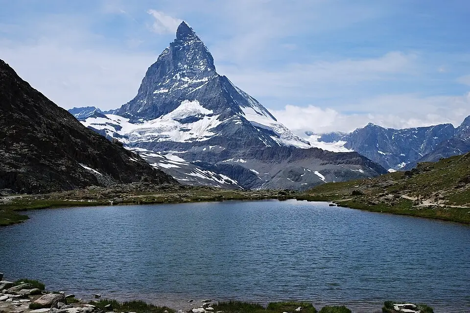 Stimmungsvolle Reiseansicht aus Wallis für Vereinsreise Wallis mit dem Bus – Dauer & Komfort