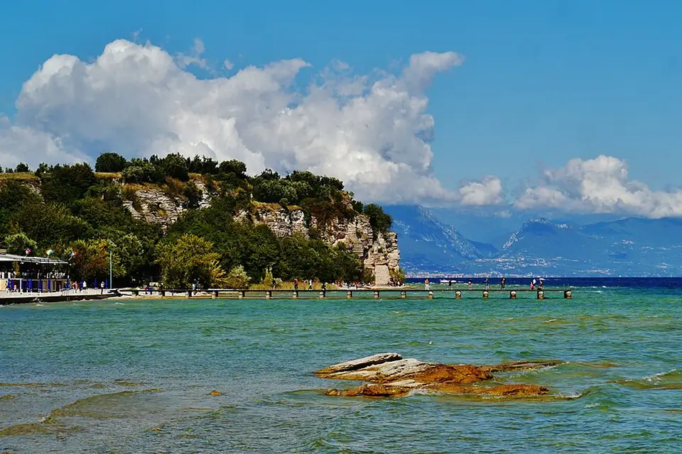 Stimmungsvolle Reiseansicht aus Gardasee für Busreise Gardasee im Herbst – ehrlich eingeordnet