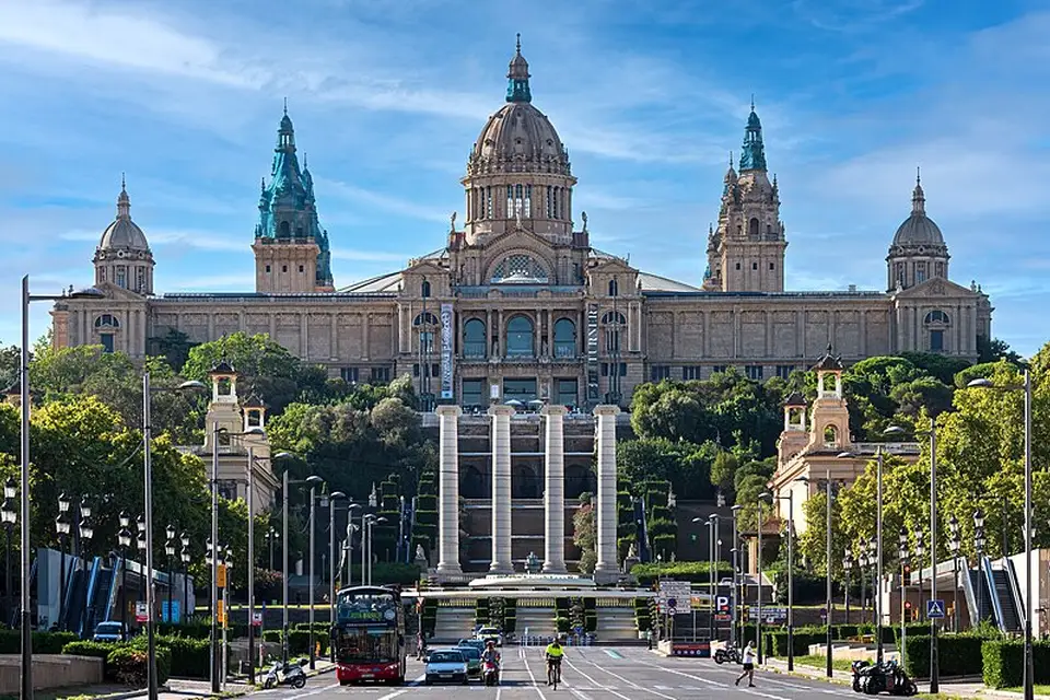 Stimmungsvolle Reiseansicht aus Barcelona für Panoramareise Barcelona mit dem Bus – Dauer & Komfort