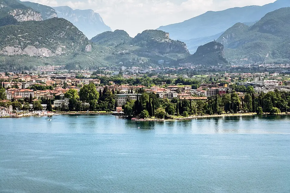 Stimmungsvolle Reiseansicht aus Gardasee für Busreise Gardasee mit Schifffahrt – Reisecheck