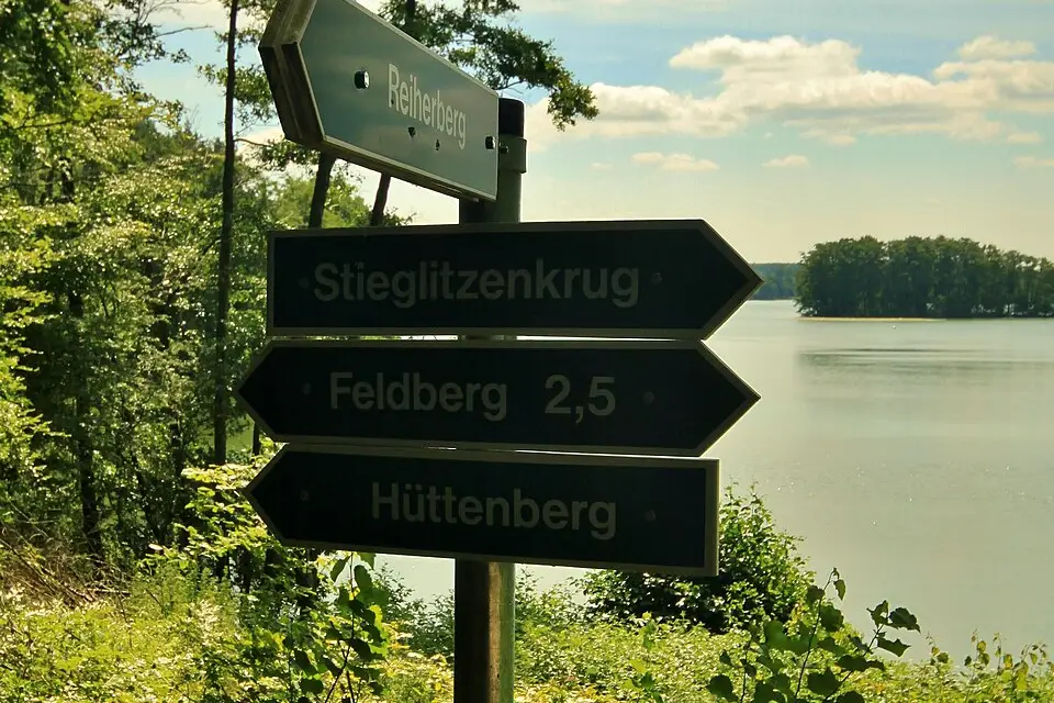 Stimmungsvolle Reiseansicht aus Mecklenburgischen Seenplatte für Busreise Mecklenburgische Seenplatte im Frühling – Reiseguide