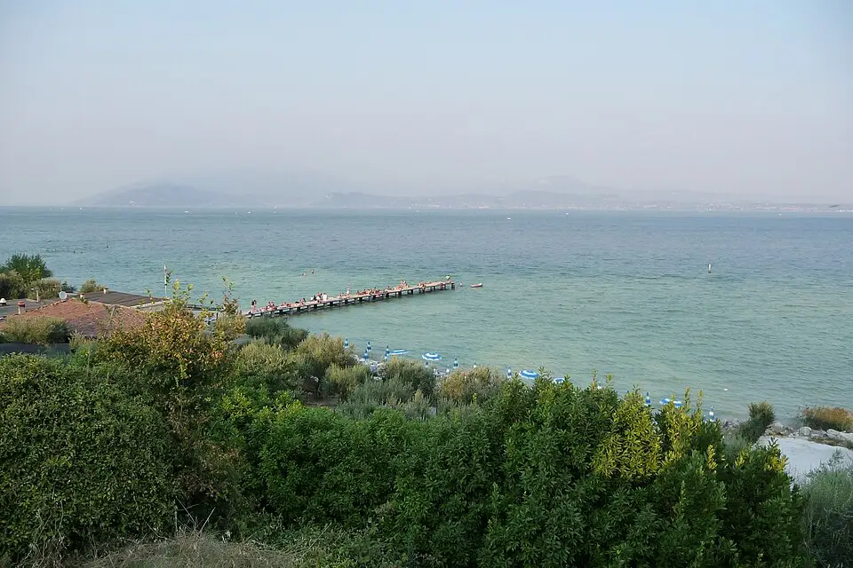 Stimmungsvolle Reiseansicht aus Gardasee für Busreise Gardasee 5 Tage – ehrlich eingeordnet