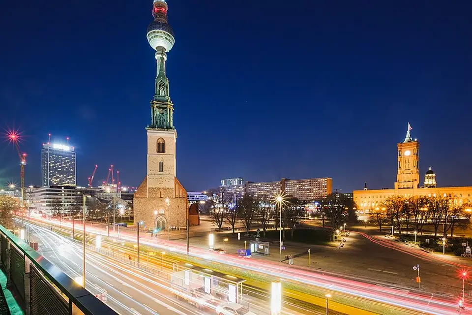 Authentischer Reisemoment in Berlin – passend zu Busreise Berlin mit Haustürabholung – Tipps zur Auswahl