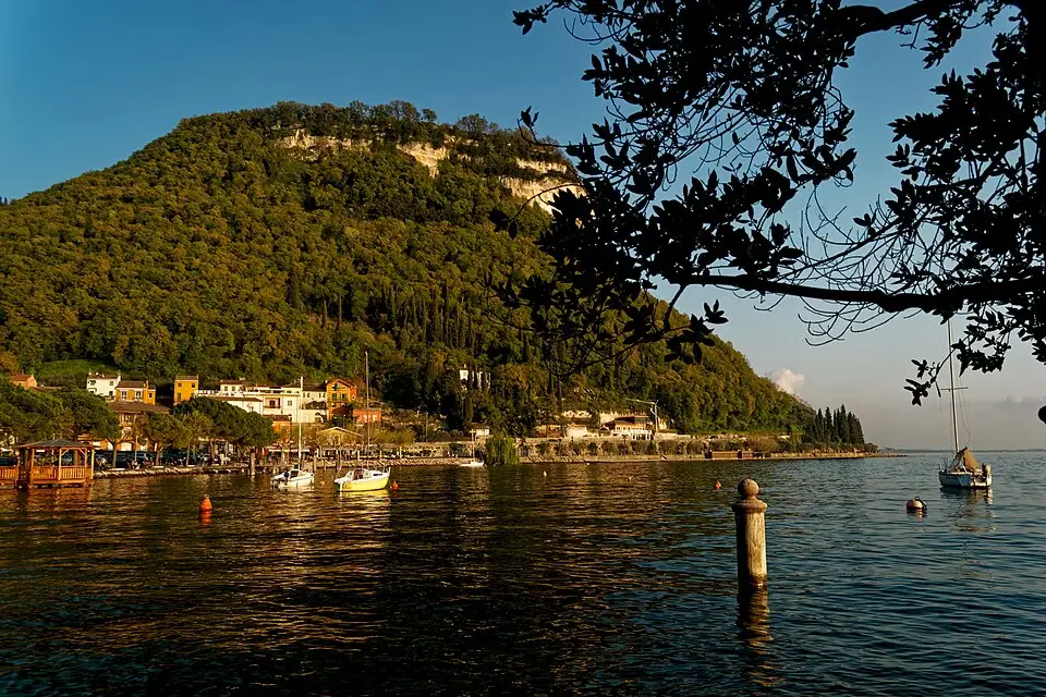 Authentischer Reisemoment in Gardasee – passend zu Busreise Gardasee ab Hamburg – Reiseguide