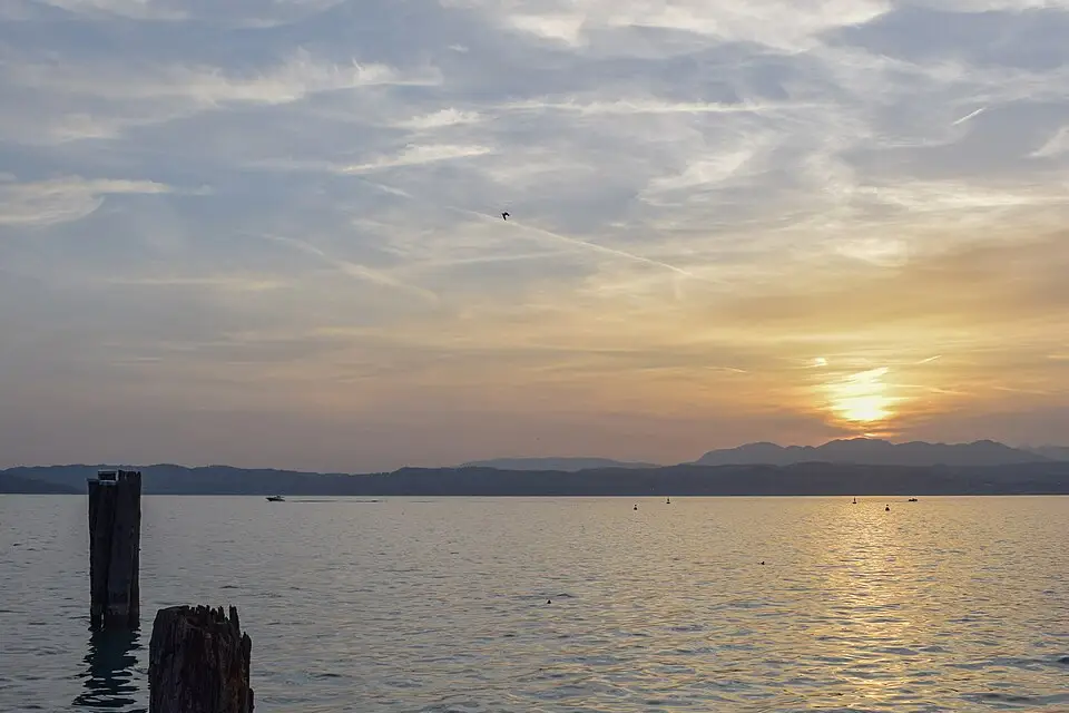 Stimmungsvolle Reiseansicht aus Gardasee für Adventsreise Gardasee mit dem Bus – Dauer & Komfort