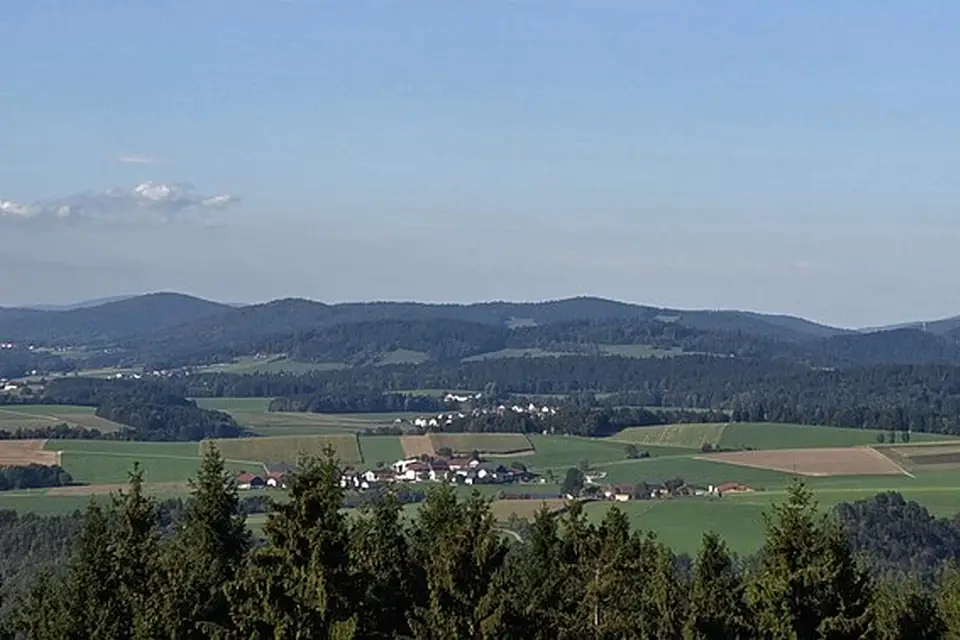 Stimmungsvolle Reiseansicht aus Bayerischen Wald für Busreise Bayerischer Wald für Alleinreisende – Route & Leistungen