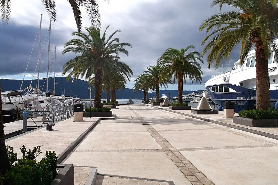 Stimmungsvolle Reiseansicht aus Montenegro für Naturreise Montenegro mit dem Bus – ehrlich eingeordnet