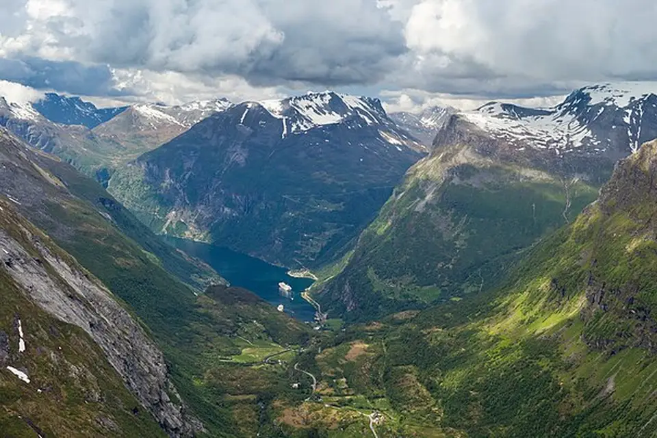 Authentischer Reisemoment in Norwegische Fjorde – passend zu Busreise Norwegische Fjorde für Alleinreisende – Dauer & Komfort
