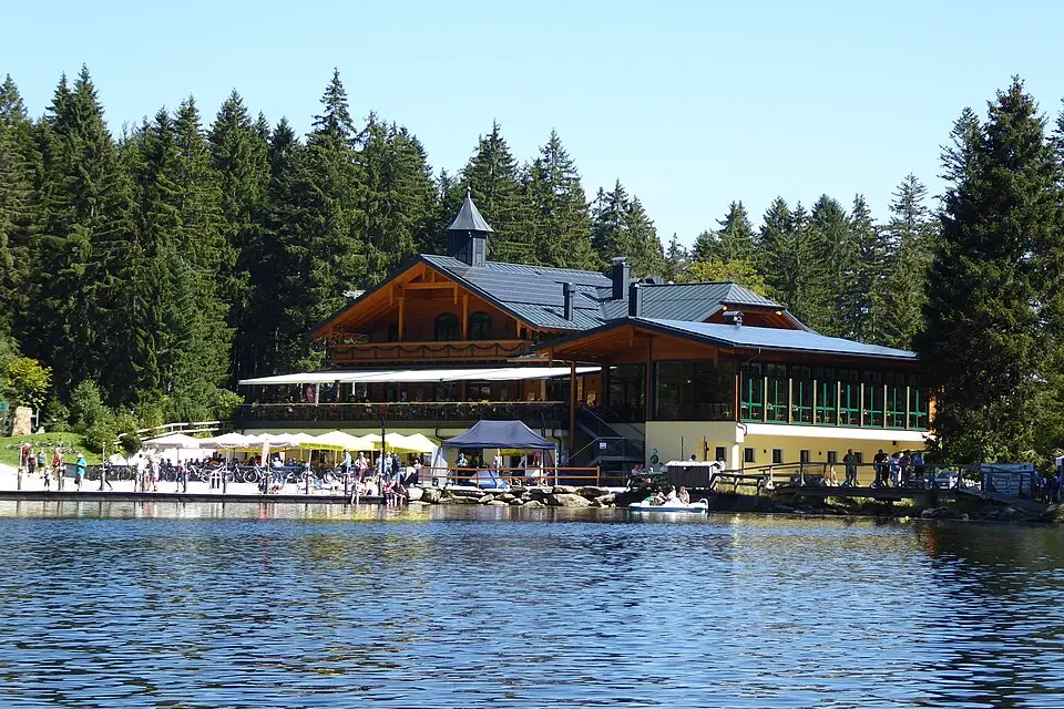 Stimmungsvolle Reiseansicht aus Bayerischen Wald für Wellnessreise Bayerischer Wald mit dem Bus – Reisecheck