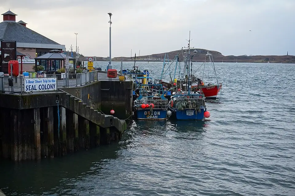 Stimmungsvolle Reiseansicht aus Schottland für Busreise Schottland im Winter – Reisecheck
