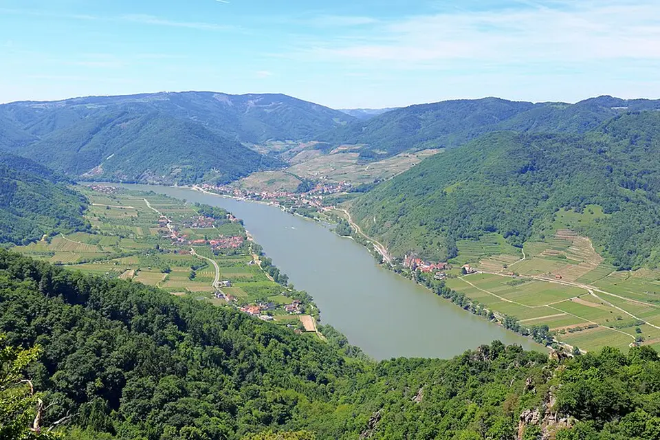 Stimmungsvolle Reiseansicht aus Wachau für Busreise Wachau ab Berlin – Dauer & Komfort