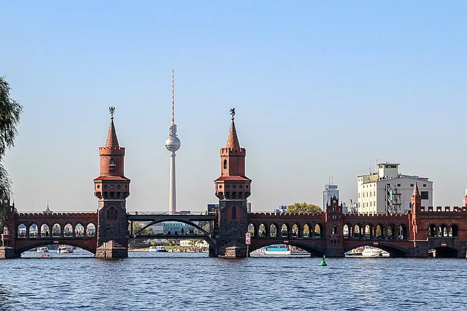 Stimmungsvolle Reiseansicht aus Berlin für Busreise Berlin Angebote vergleichen – Route & Leistungen