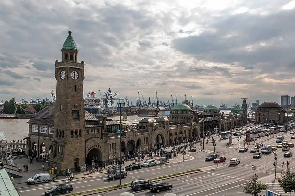 Stimmungsvolle Reiseansicht aus Hamburg für Busreise Hamburg ab München – ehrlich eingeordnet