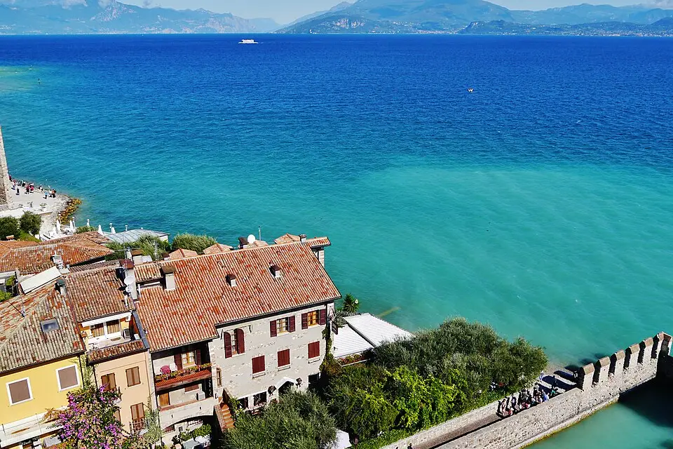 Stimmungsvolle Reiseansicht aus Gardasee für Günstige Busreise Gardasee – Dauer & Komfort
